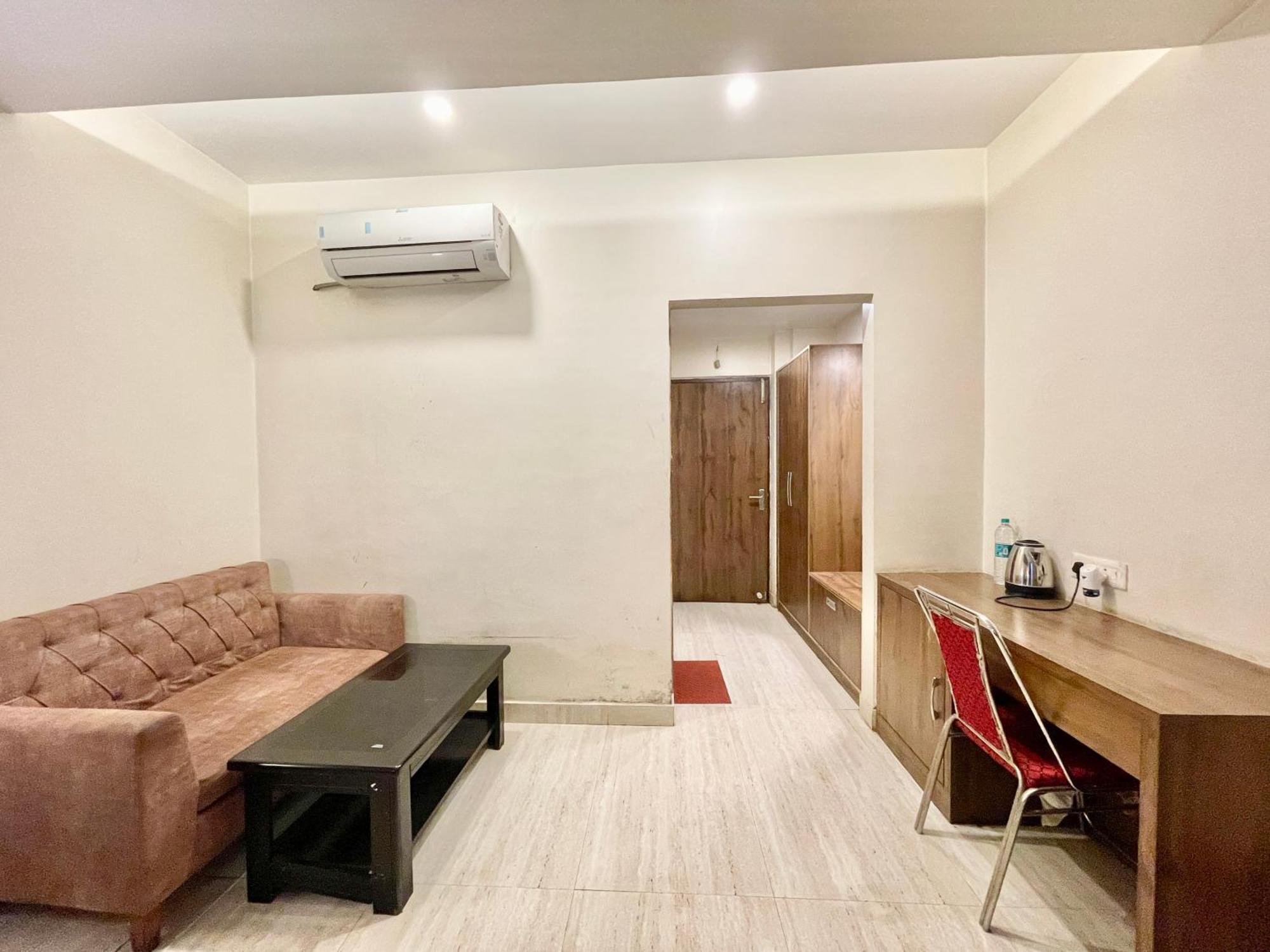 Hotel Rudraksh ! Varanasi !Fully-Air-Conditioned Hotel At Prime Location With Parking Availability, Near Kashi Vishwanath Temple, And Ganga Ghat 2 Exteriör bild