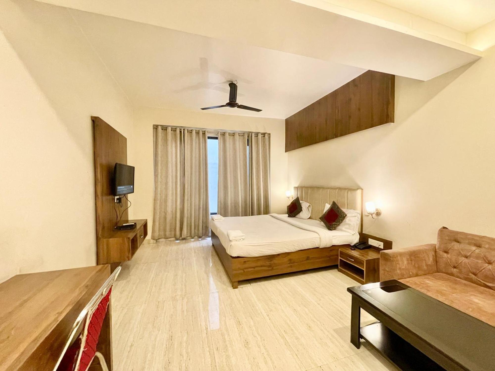Hotel Rudraksh ! Varanasi !Fully-Air-Conditioned Hotel At Prime Location With Parking Availability, Near Kashi Vishwanath Temple, And Ganga Ghat 2 Exteriör bild