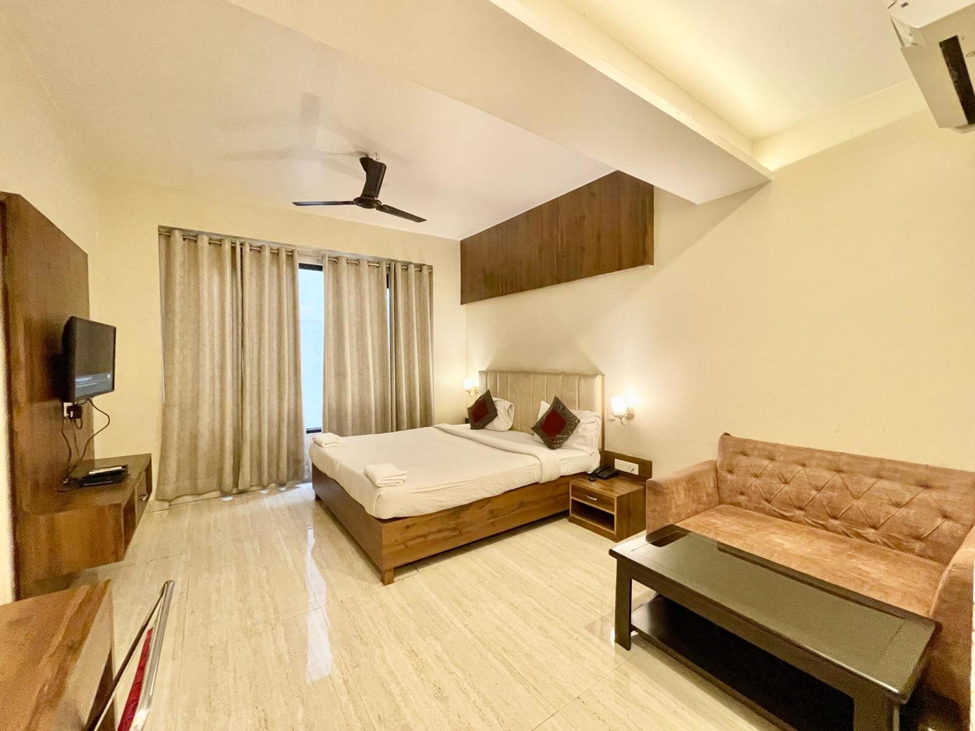 Hotel Rudraksh ! Varanasi !Fully-Air-Conditioned Hotel At Prime Location With Parking Availability, Near Kashi Vishwanath Temple, And Ganga Ghat 2 Exteriör bild