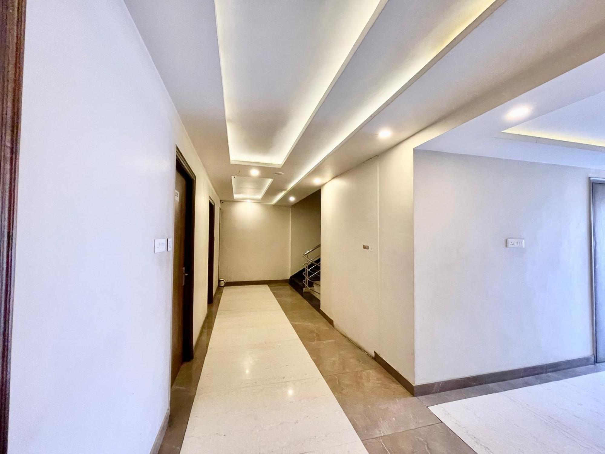 Hotel Rudraksh ! Varanasi !Fully-Air-Conditioned Hotel At Prime Location With Parking Availability, Near Kashi Vishwanath Temple, And Ganga Ghat 2 Exteriör bild
