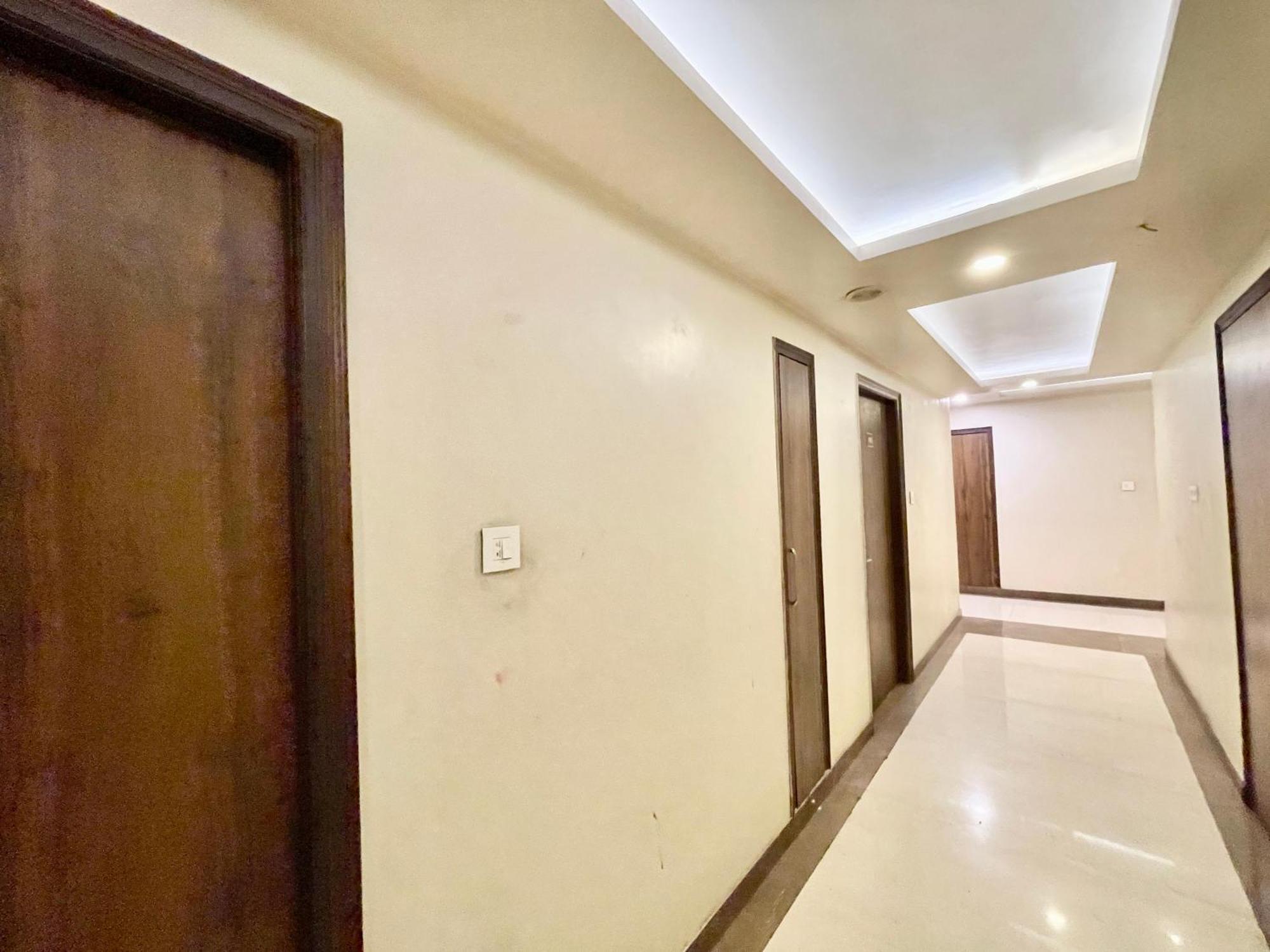Hotel Rudraksh ! Varanasi !Fully-Air-Conditioned Hotel At Prime Location With Parking Availability, Near Kashi Vishwanath Temple, And Ganga Ghat 2 Exteriör bild