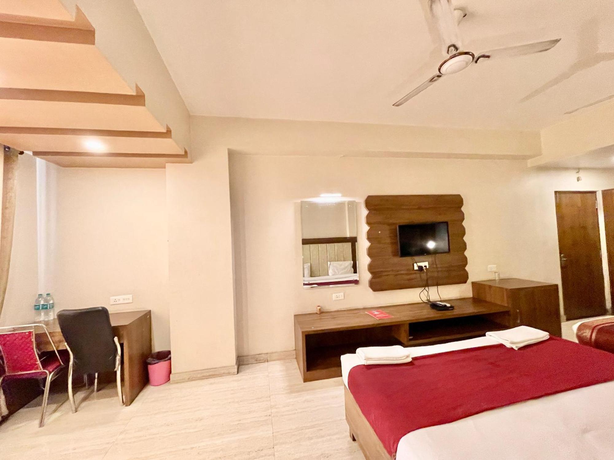 Hotel Rudraksh ! Varanasi !Fully-Air-Conditioned Hotel At Prime Location With Parking Availability, Near Kashi Vishwanath Temple, And Ganga Ghat 2 Exteriör bild