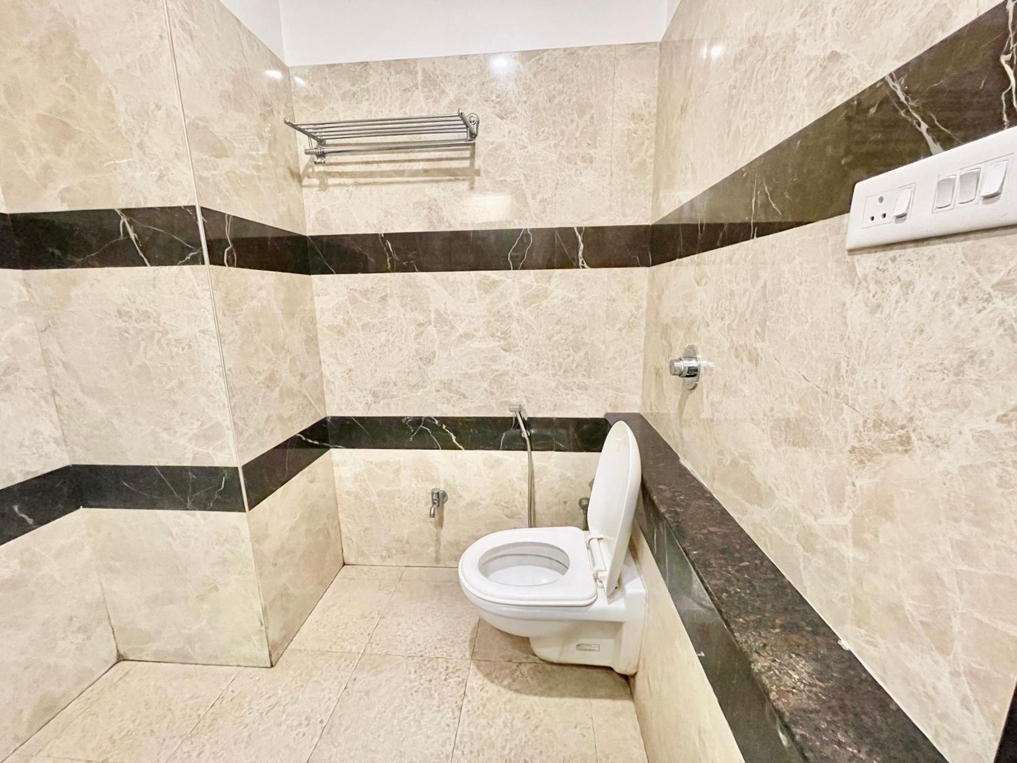 Hotel Rudraksh ! Varanasi !Fully-Air-Conditioned Hotel At Prime Location With Parking Availability, Near Kashi Vishwanath Temple, And Ganga Ghat 2 Exteriör bild