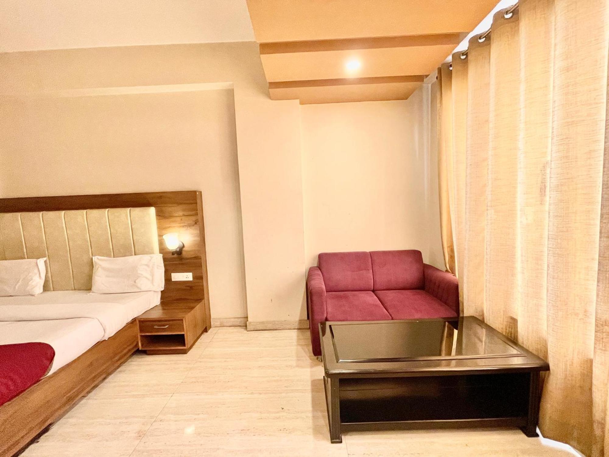 Hotel Rudraksh ! Varanasi !Fully-Air-Conditioned Hotel At Prime Location With Parking Availability, Near Kashi Vishwanath Temple, And Ganga Ghat 2 Exteriör bild