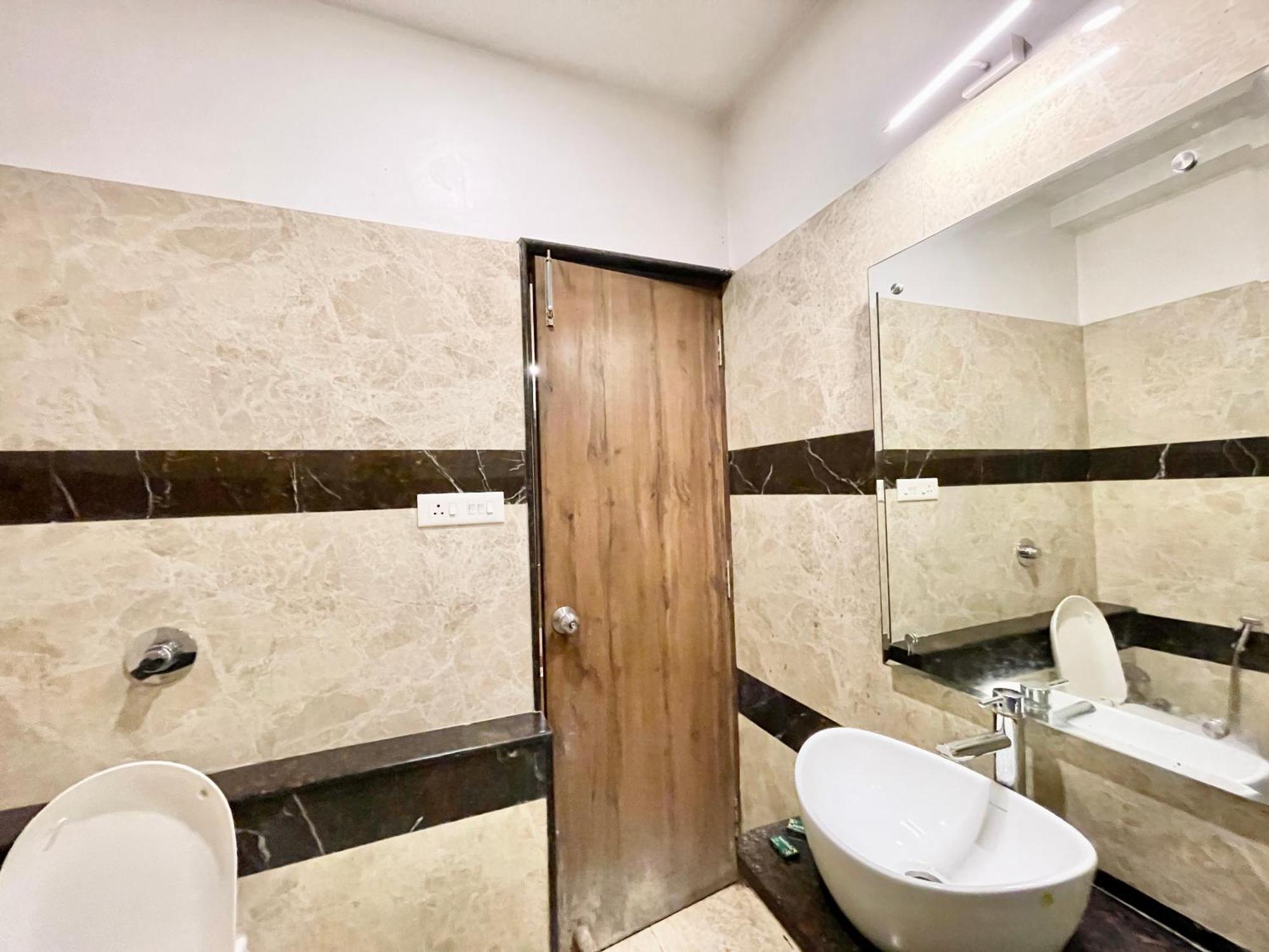 Hotel Rudraksh ! Varanasi !Fully-Air-Conditioned Hotel At Prime Location With Parking Availability, Near Kashi Vishwanath Temple, And Ganga Ghat 2 Exteriör bild