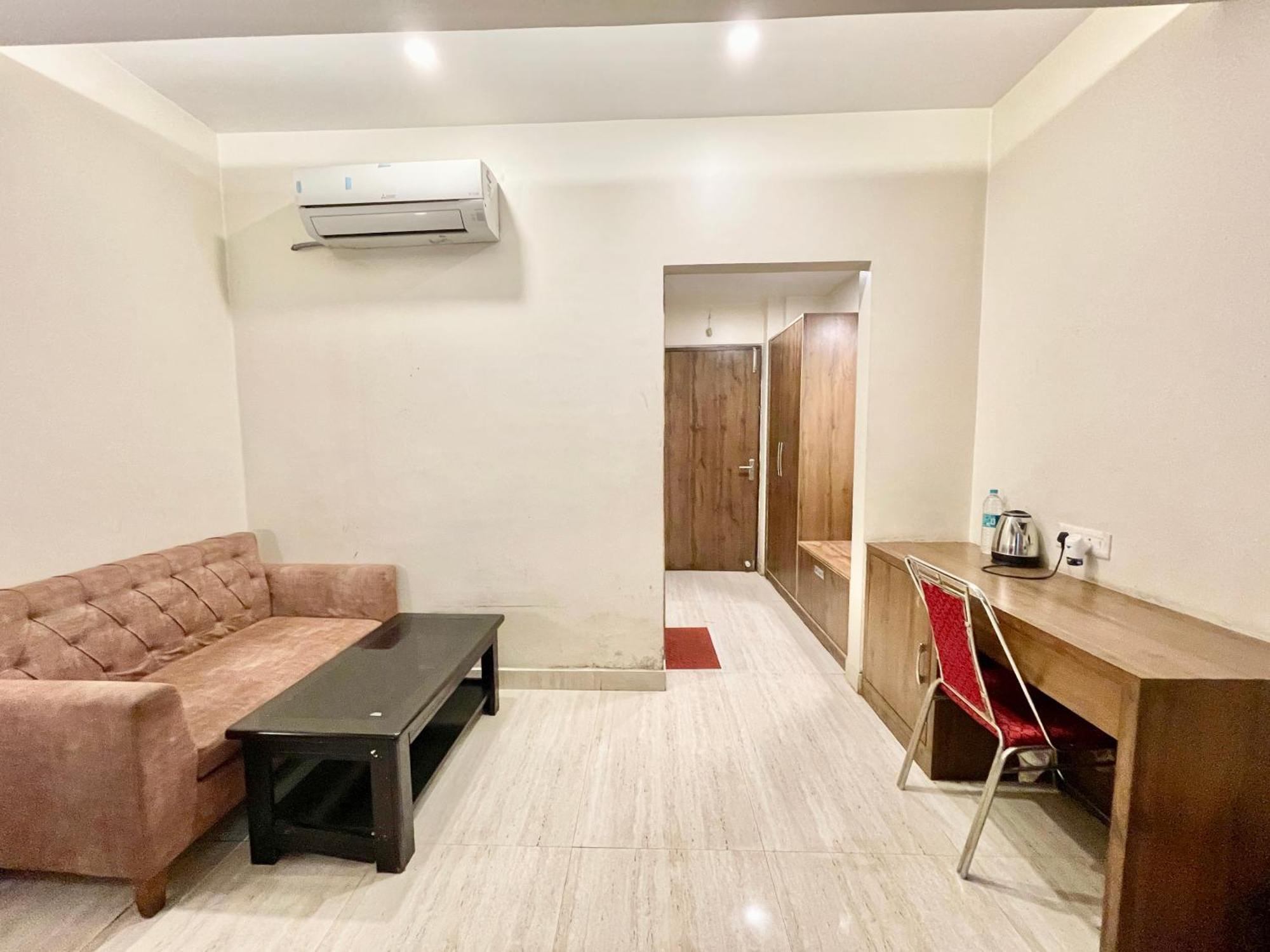 Hotel Rudraksh ! Varanasi !Fully-Air-Conditioned Hotel At Prime Location With Parking Availability, Near Kashi Vishwanath Temple, And Ganga Ghat 2 Exteriör bild