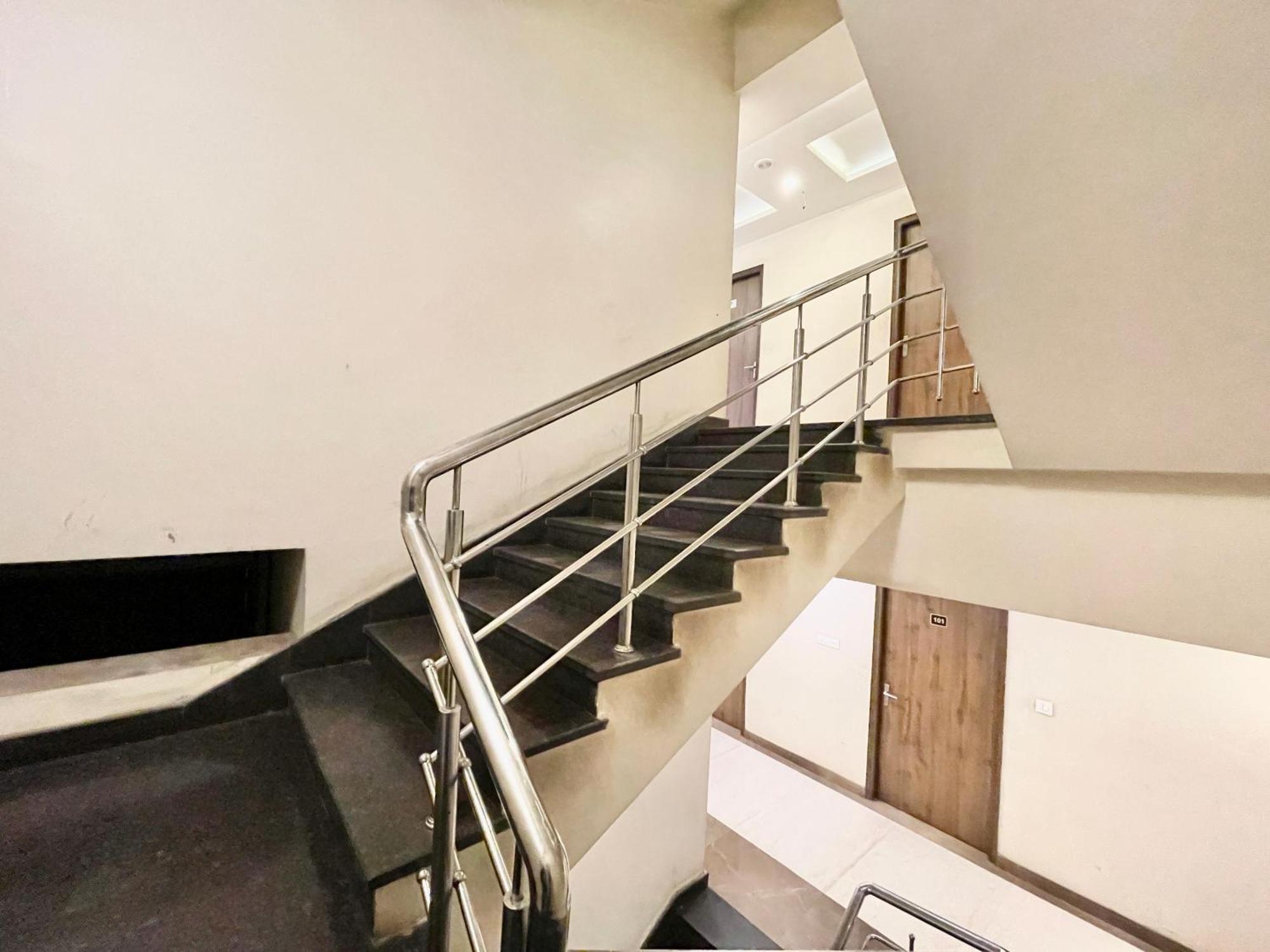 Hotel Rudraksh ! Varanasi !Fully-Air-Conditioned Hotel At Prime Location With Parking Availability, Near Kashi Vishwanath Temple, And Ganga Ghat 2 Exteriör bild
