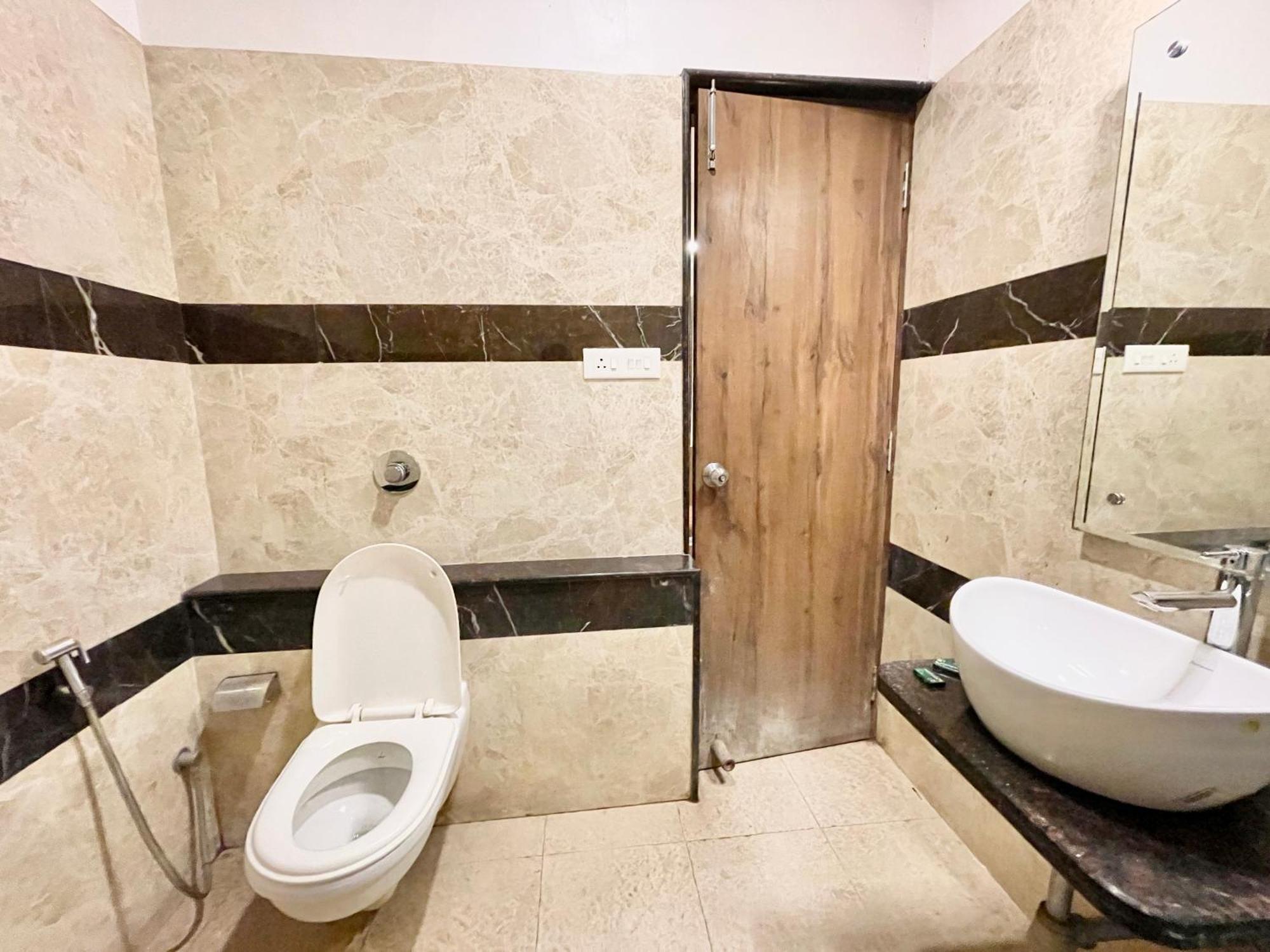 Hotel Rudraksh ! Varanasi !Fully-Air-Conditioned Hotel At Prime Location With Parking Availability, Near Kashi Vishwanath Temple, And Ganga Ghat 2 Exteriör bild
