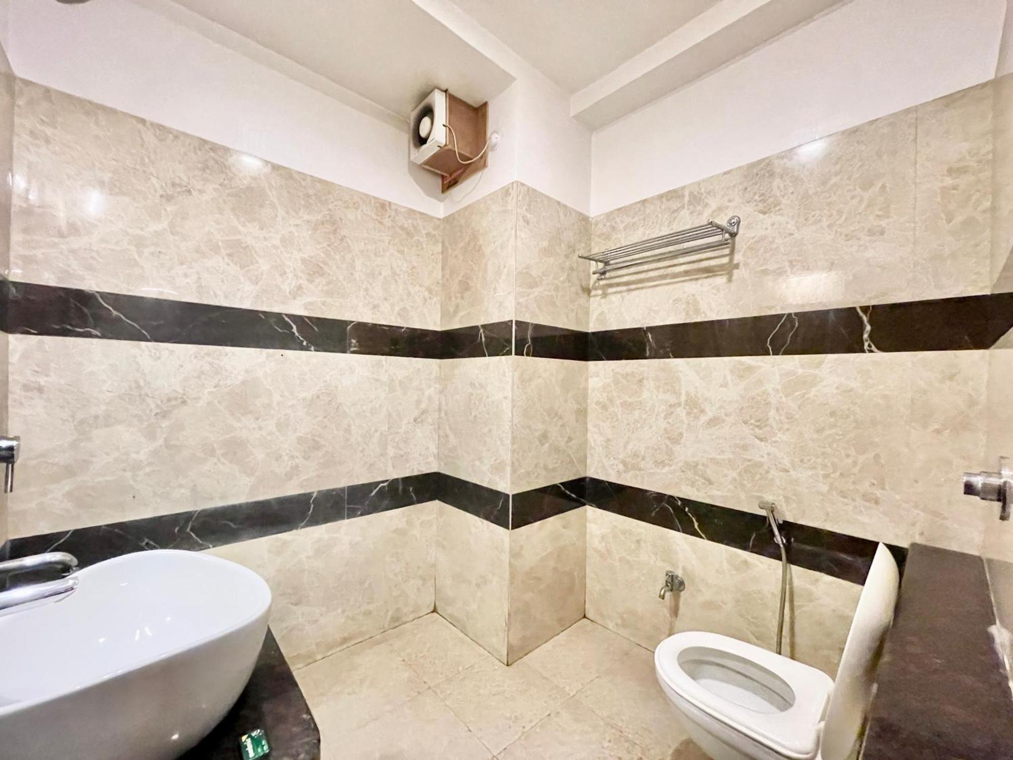 Hotel Rudraksh ! Varanasi !Fully-Air-Conditioned Hotel At Prime Location With Parking Availability, Near Kashi Vishwanath Temple, And Ganga Ghat 2 Exteriör bild
