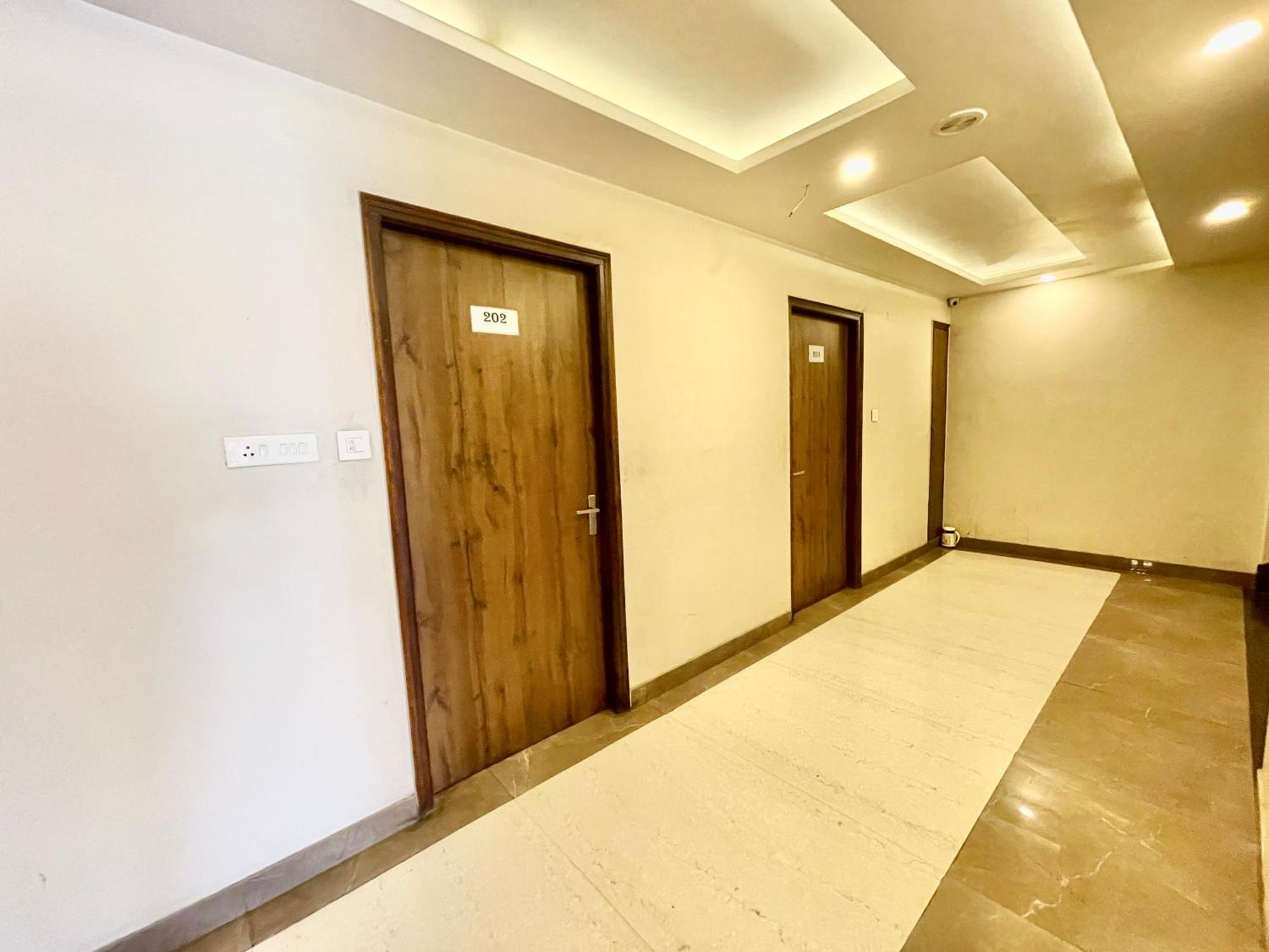 Hotel Rudraksh ! Varanasi !Fully-Air-Conditioned Hotel At Prime Location With Parking Availability, Near Kashi Vishwanath Temple, And Ganga Ghat 2 Exteriör bild