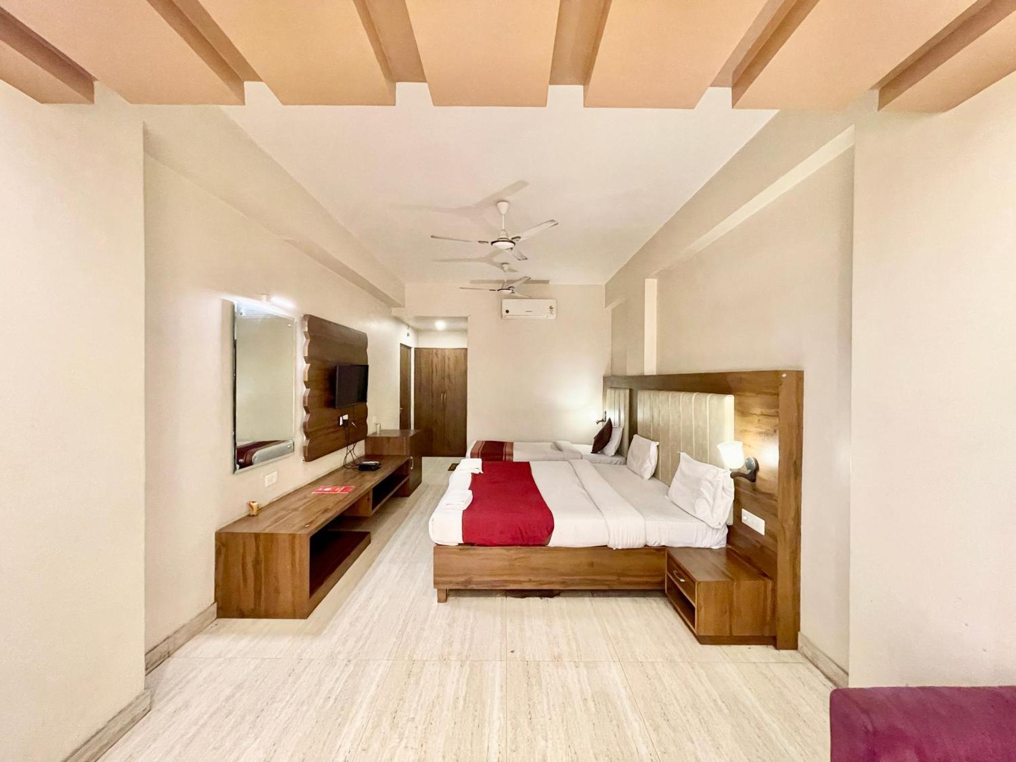Hotel Rudraksh ! Varanasi !Fully-Air-Conditioned Hotel At Prime Location With Parking Availability, Near Kashi Vishwanath Temple, And Ganga Ghat 2 Exteriör bild