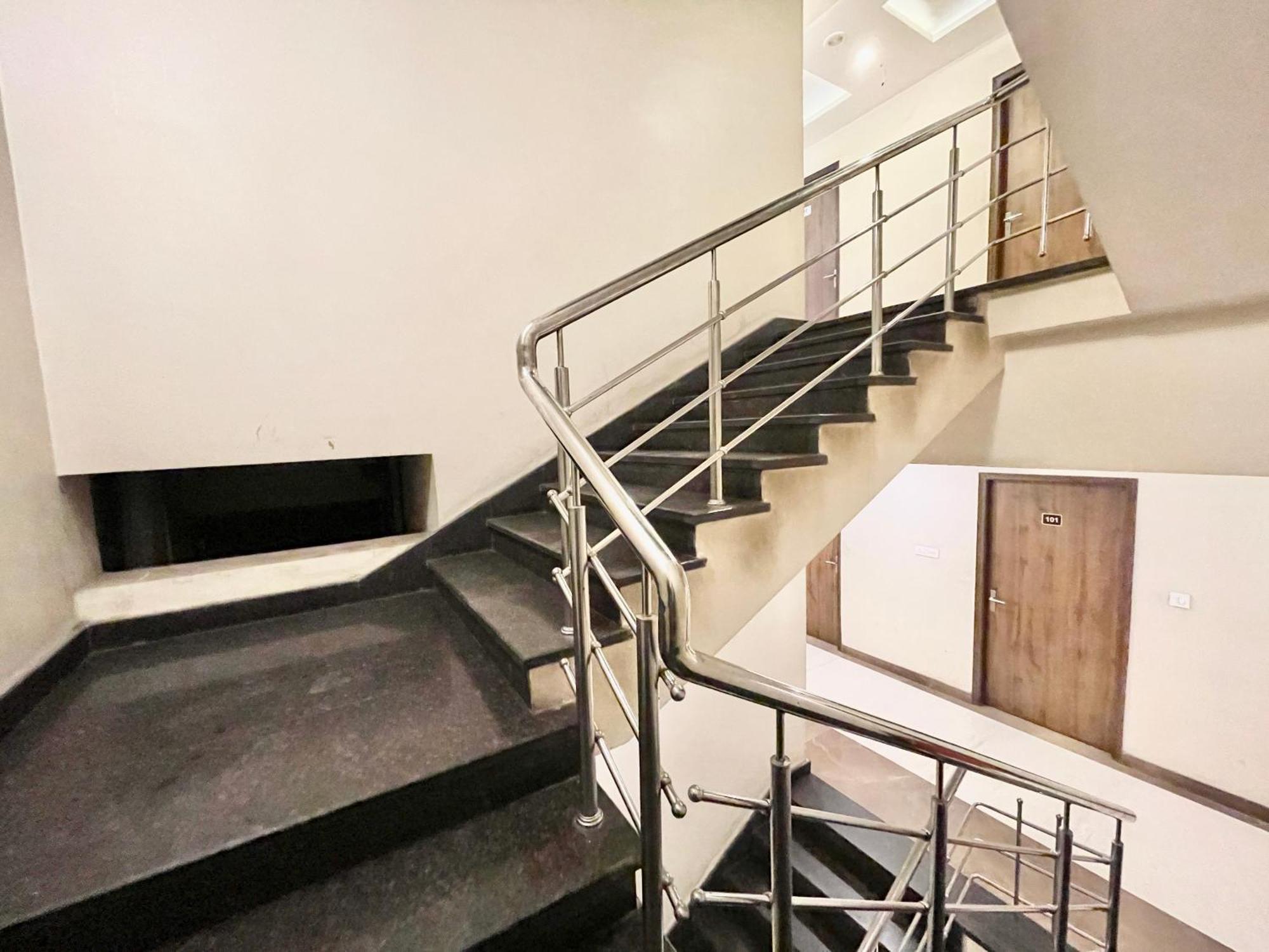 Hotel Rudraksh ! Varanasi !Fully-Air-Conditioned Hotel At Prime Location With Parking Availability, Near Kashi Vishwanath Temple, And Ganga Ghat 2 Exteriör bild