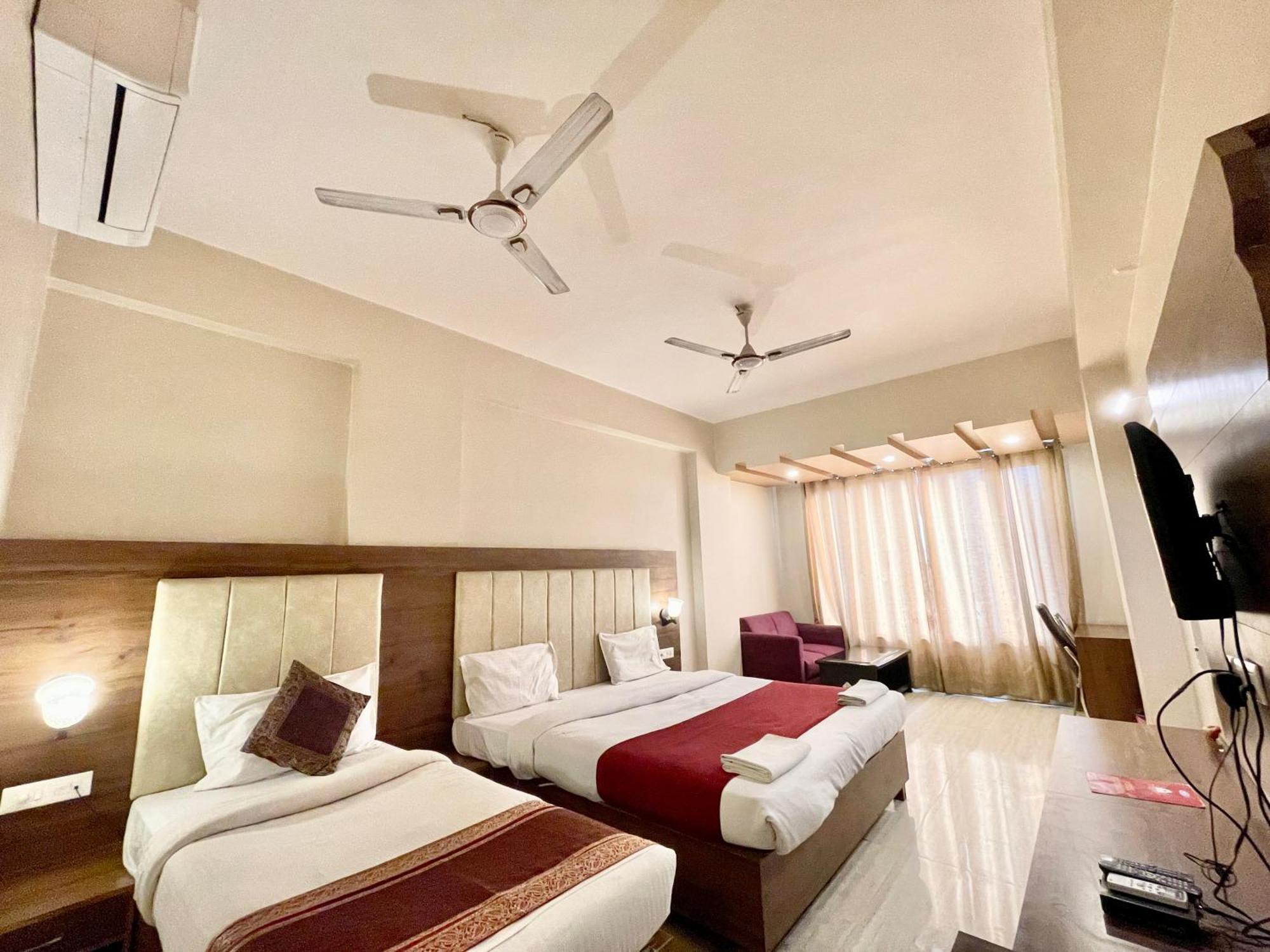 Hotel Rudraksh ! Varanasi !Fully-Air-Conditioned Hotel At Prime Location With Parking Availability, Near Kashi Vishwanath Temple, And Ganga Ghat 2 Exteriör bild