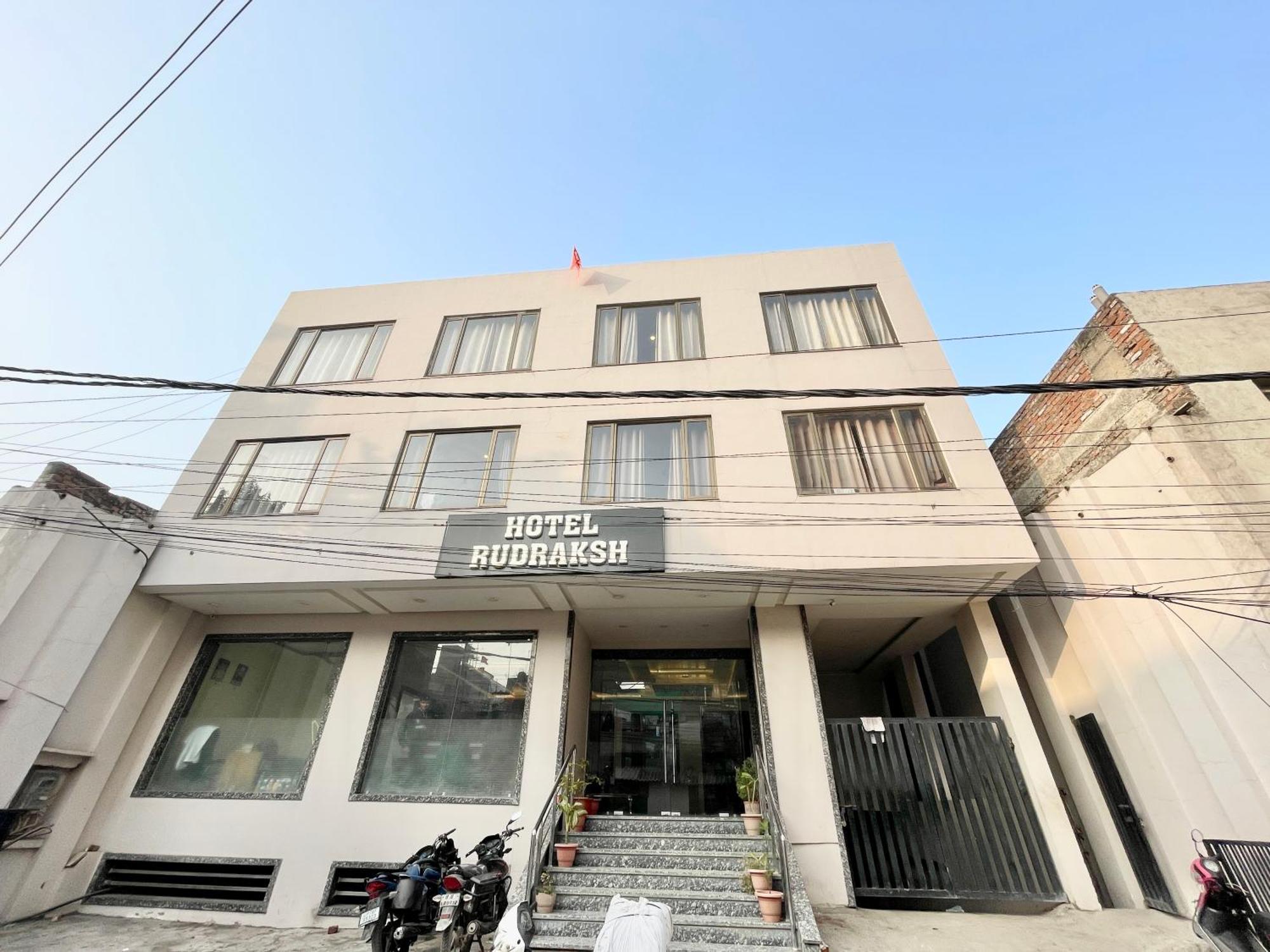 Hotel Rudraksh ! Varanasi !Fully-Air-Conditioned Hotel At Prime Location With Parking Availability, Near Kashi Vishwanath Temple, And Ganga Ghat 2 Exteriör bild