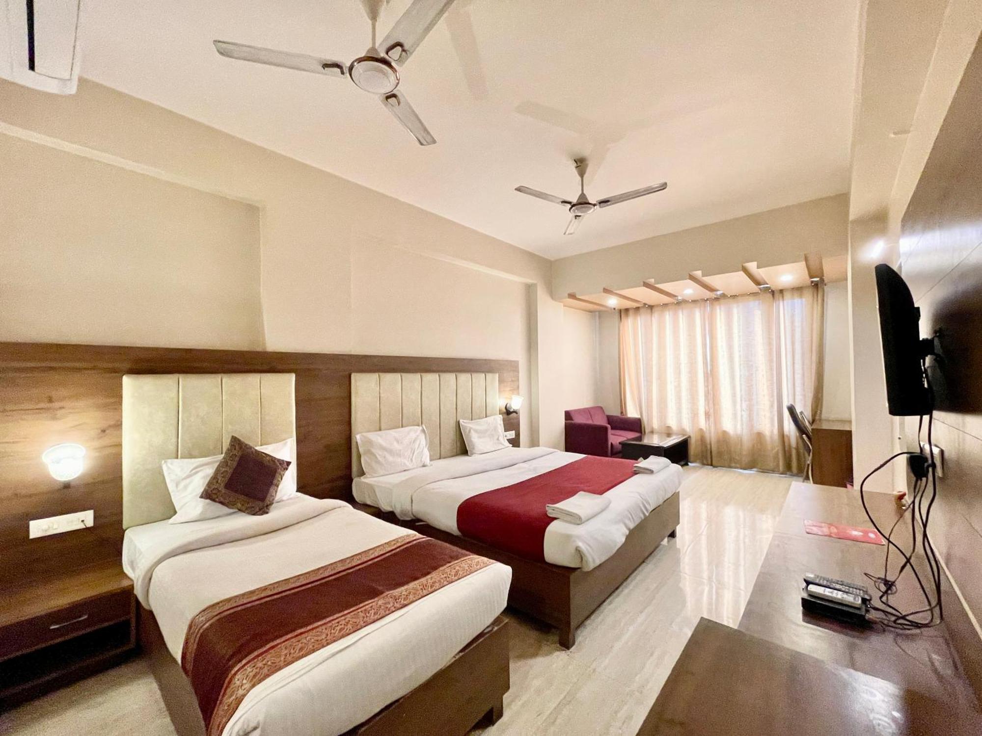 Hotel Rudraksh ! Varanasi !Fully-Air-Conditioned Hotel At Prime Location With Parking Availability, Near Kashi Vishwanath Temple, And Ganga Ghat 2 Exteriör bild