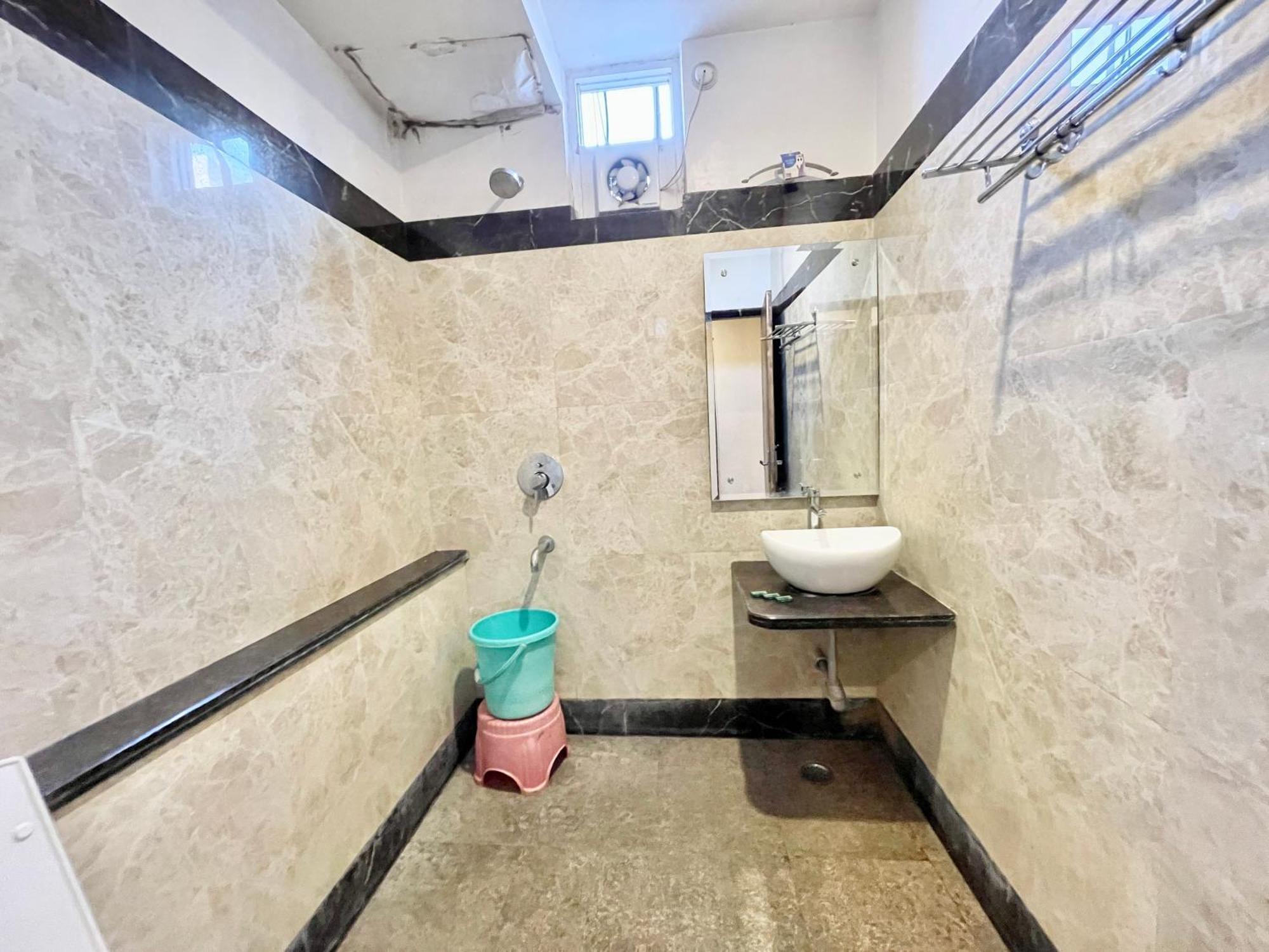 Hotel Rudraksh ! Varanasi !Fully-Air-Conditioned Hotel At Prime Location With Parking Availability, Near Kashi Vishwanath Temple, And Ganga Ghat 2 Exteriör bild