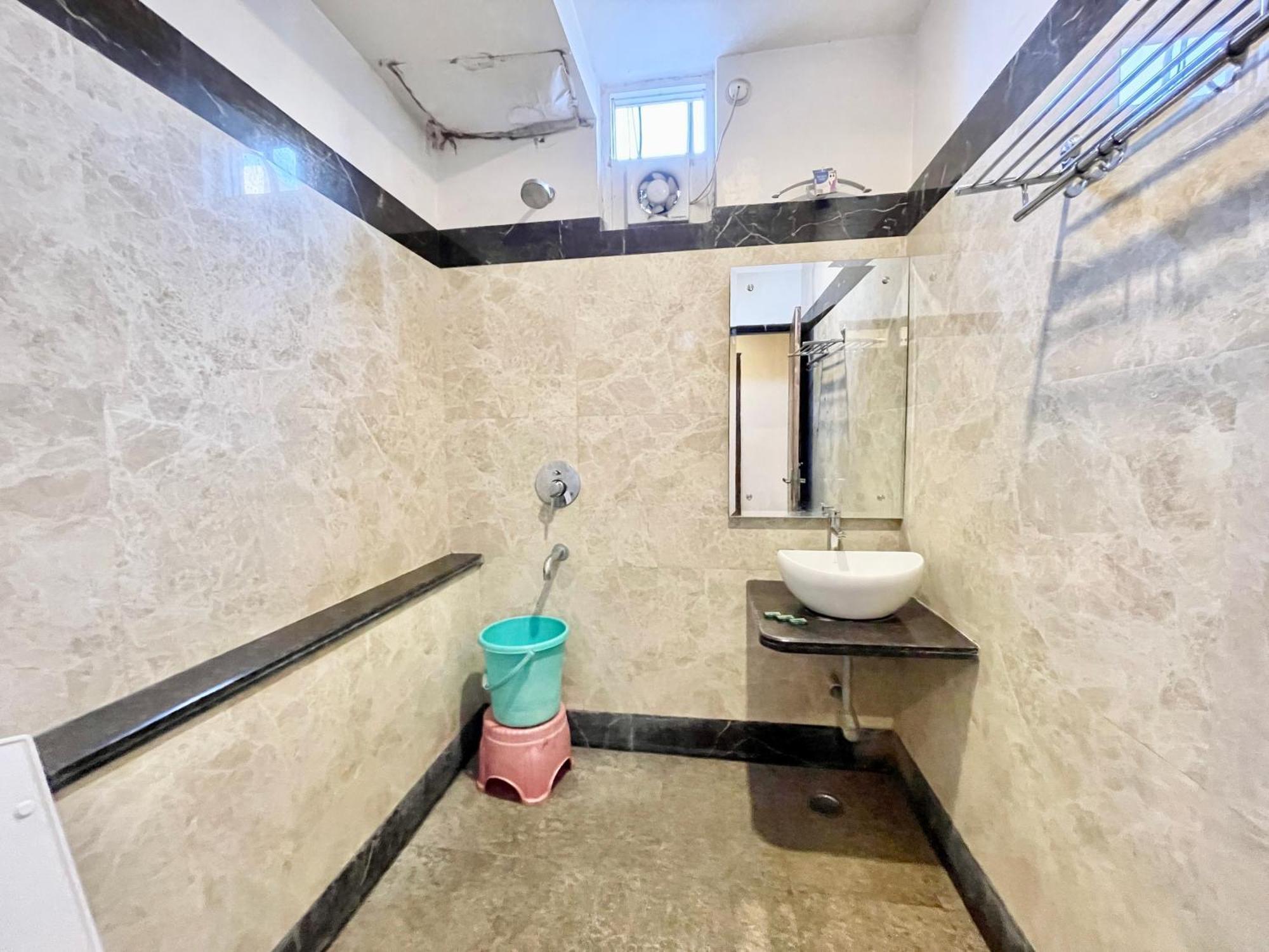 Hotel Rudraksh ! Varanasi !Fully-Air-Conditioned Hotel At Prime Location With Parking Availability, Near Kashi Vishwanath Temple, And Ganga Ghat 2 Exteriör bild