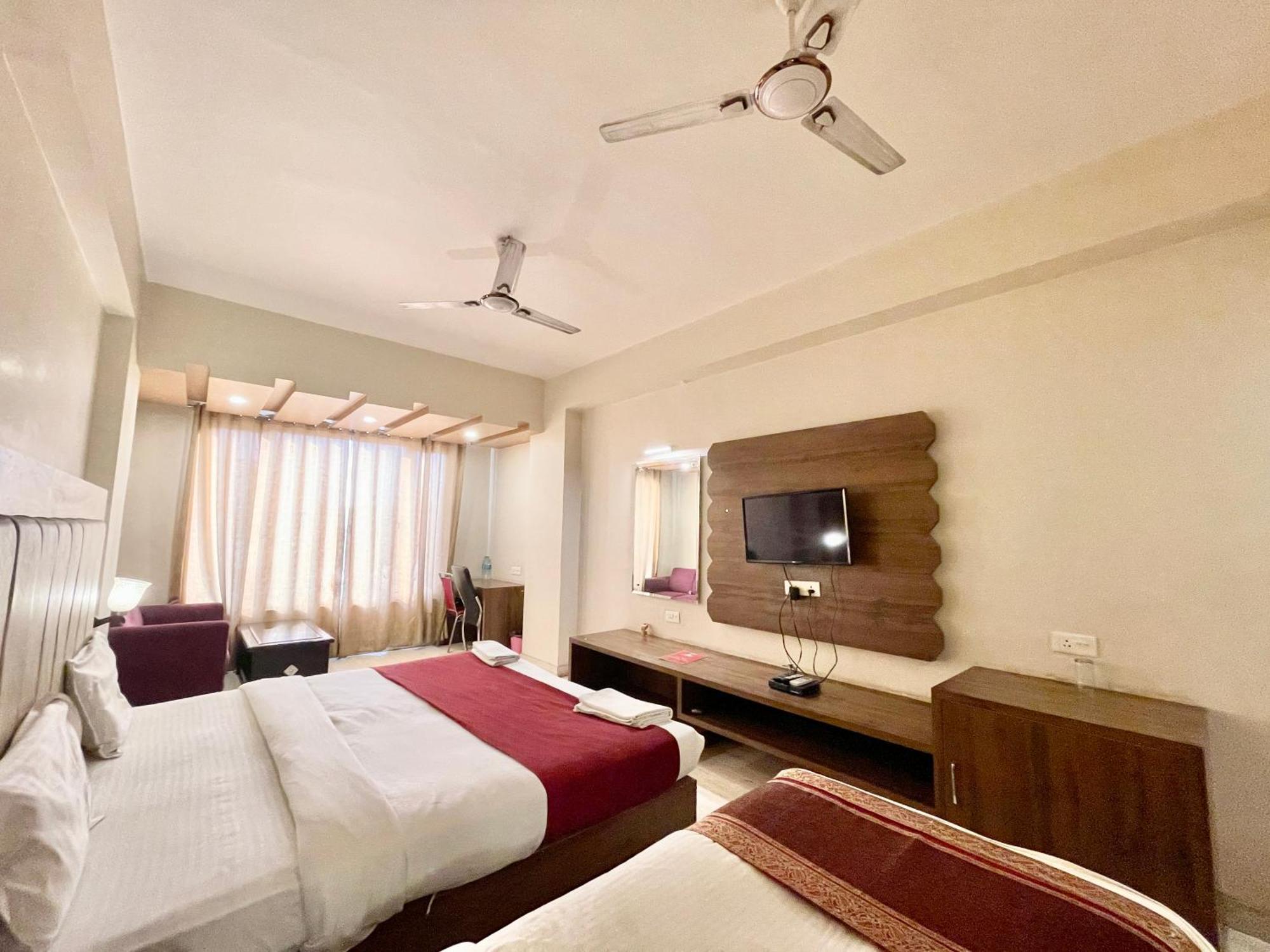 Hotel Rudraksh ! Varanasi !Fully-Air-Conditioned Hotel At Prime Location With Parking Availability, Near Kashi Vishwanath Temple, And Ganga Ghat 2 Exteriör bild