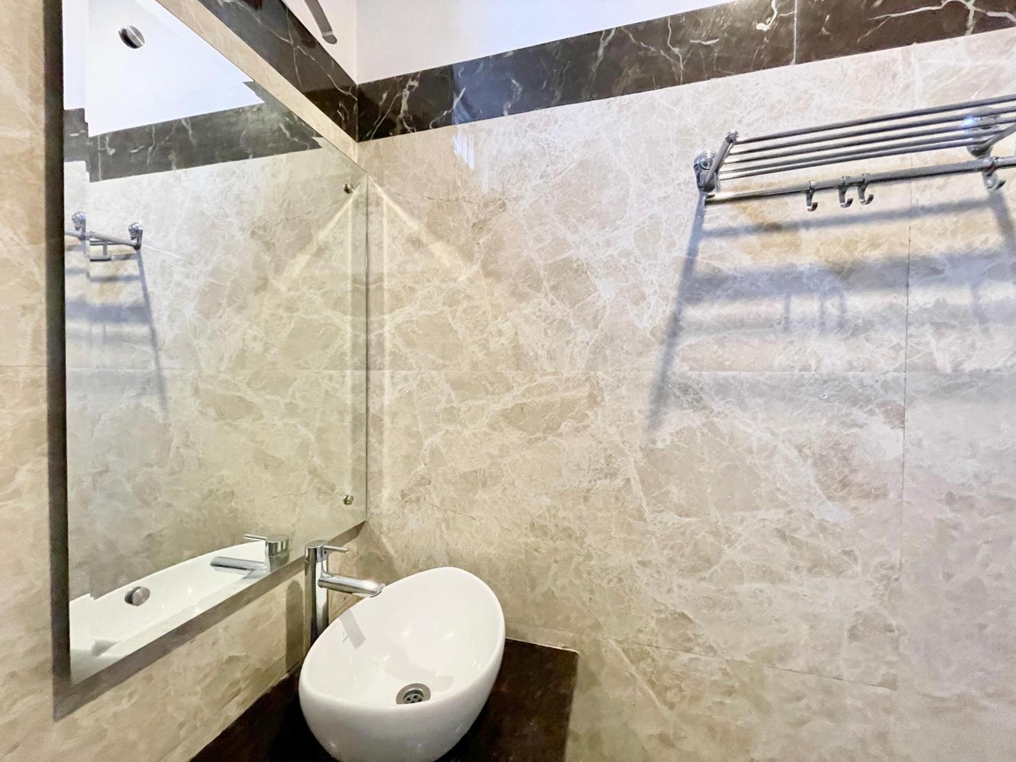 Hotel Rudraksh ! Varanasi !Fully-Air-Conditioned Hotel At Prime Location With Parking Availability, Near Kashi Vishwanath Temple, And Ganga Ghat 2 Exteriör bild