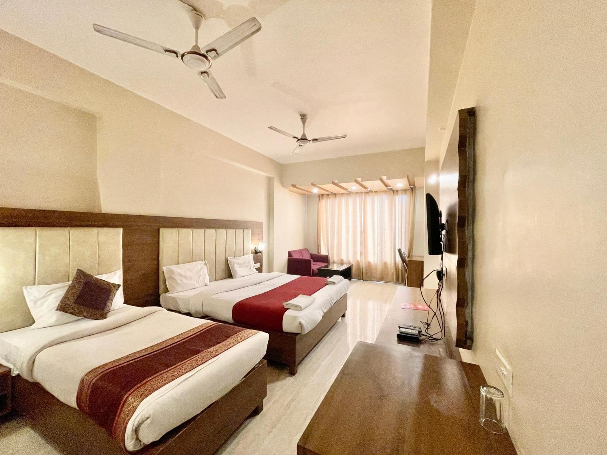 Hotel Rudraksh ! Varanasi !Fully-Air-Conditioned Hotel At Prime Location With Parking Availability, Near Kashi Vishwanath Temple, And Ganga Ghat 2 Exteriör bild